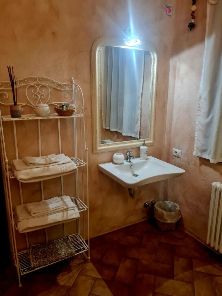 Stanza giù a destra 1 bagno 3